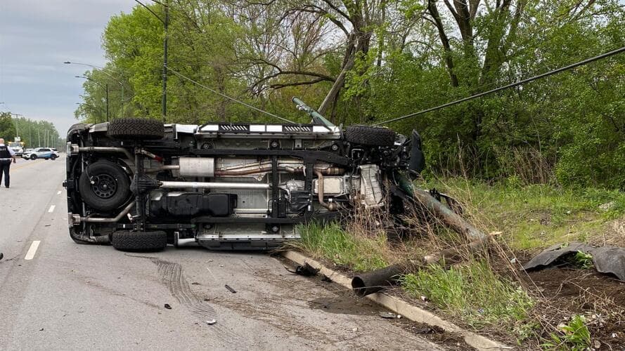 Otros conductores, como el hombre que viajaba en esta pickup, chocaron al intentar esquivar el primer impacto.