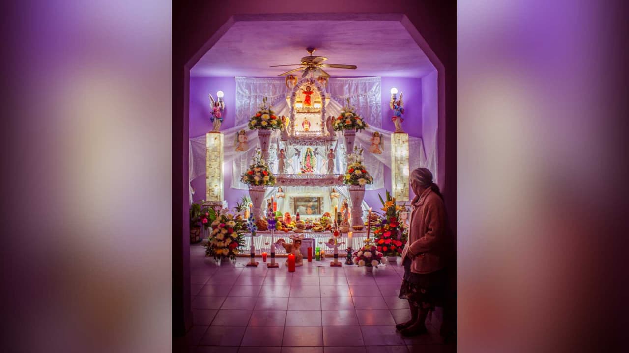 La perspectiva de Julio Santiago añade una dimensión emocional a la celebración, describiendo los altares como "altares de amor y de despedida, pero también de esperanza".