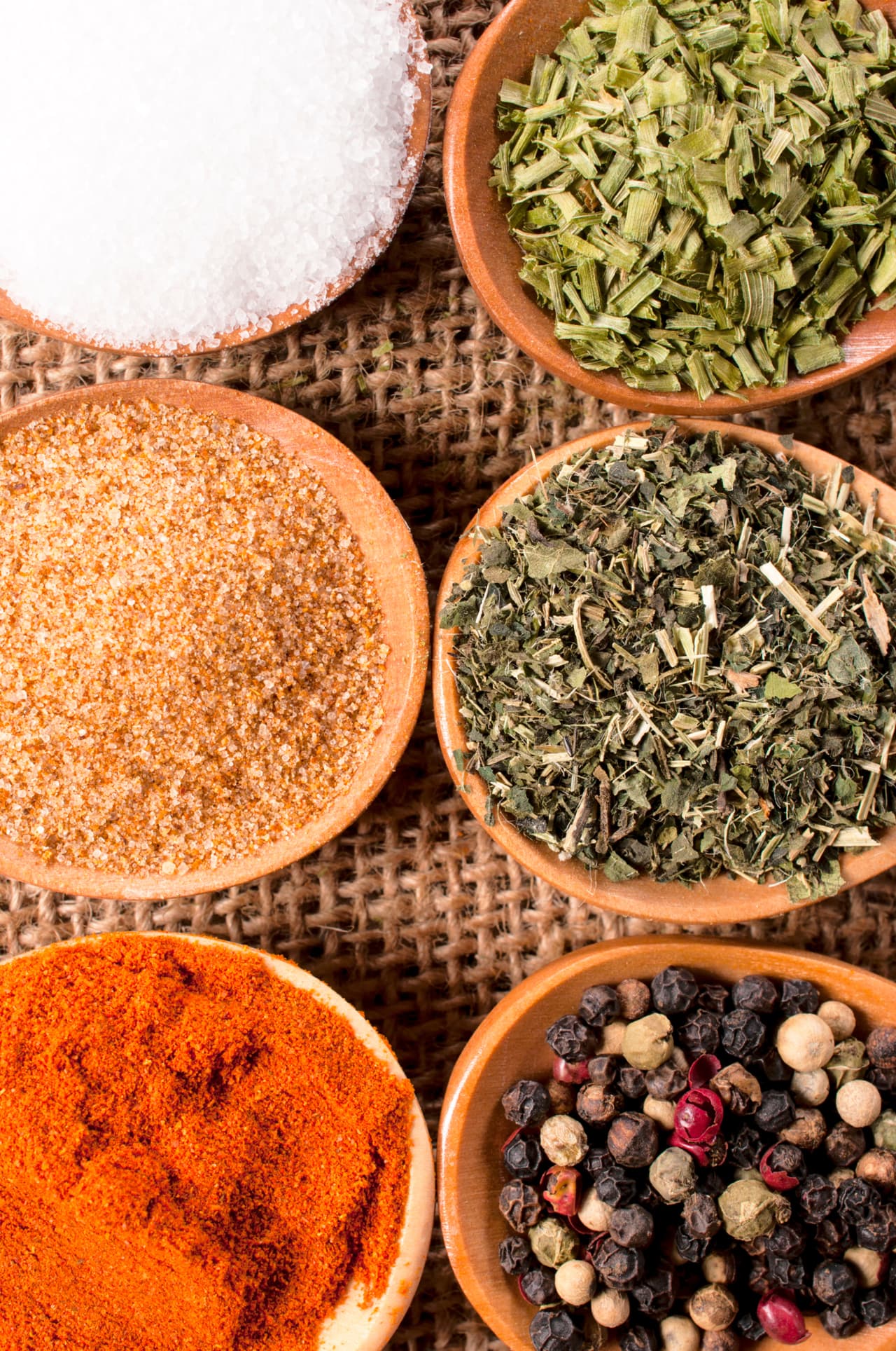 Mezcla en un recipiente hondo la salsa de mostaza y la mostaza en polvo. Después agrega todos los demás ingredientes y mezcla hasta que todo esté bien integrado, si necesitas rectificar algún ingrediente ¡hazlo!