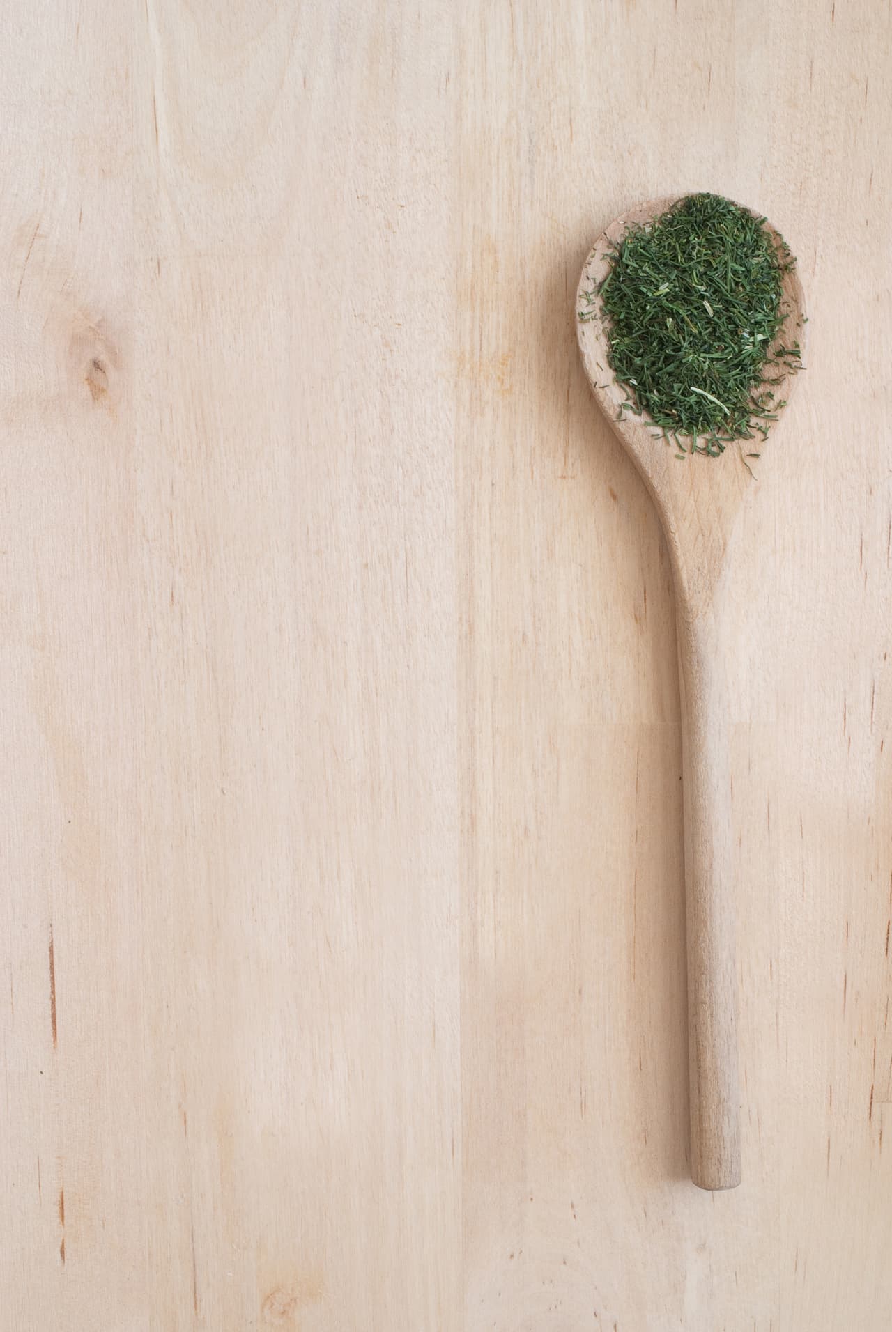 Necesitas dos cucharadas de mostaza, una cucharada sopera de mostaza en polvo, tres de aceite de semillas o de oliva virgen extra suave, una de vinagre de vino blanco, una de ginebra, una de eneldo fresco, una pizca de azúcar, y pimienta negra recién molida al gusto.