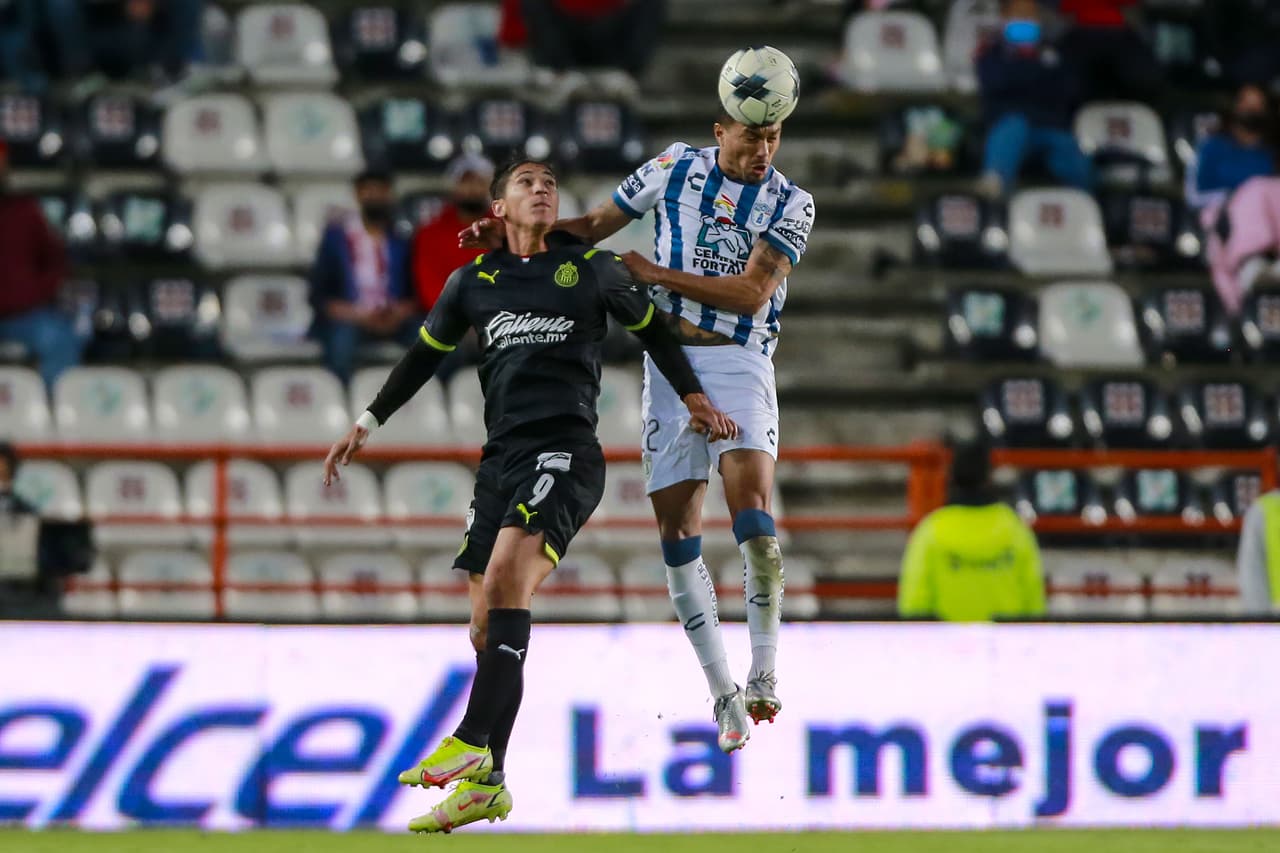 El Pachuca consiguió su segunda victoria del torneo tras vencer por 2-1 a las Chivas. Los Tuzos aprovecharon un grave error del 'Tiba' Sepúlveda y Raúl Gudiño para marcar el segundo tanto después de que Víctor Guzman hiciera el primero. Los rojiblancos reaccionaron con un gol de Ángel Zaldívar por la vía del penal, pero no fue suficiente.
