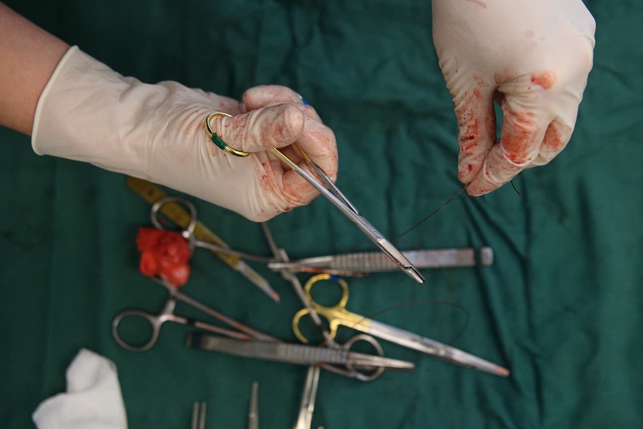 Con las manos amarradas y en carne viva: le hicieron una cesárea sin anestesia y ahora demanda al hospital