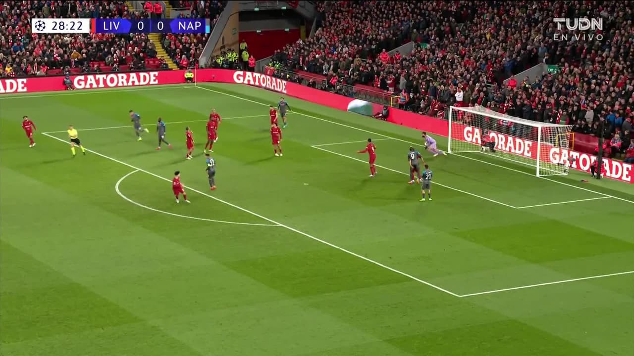 ¡TIRO ATAJADO! disparo por Tanguy Ndombélé.