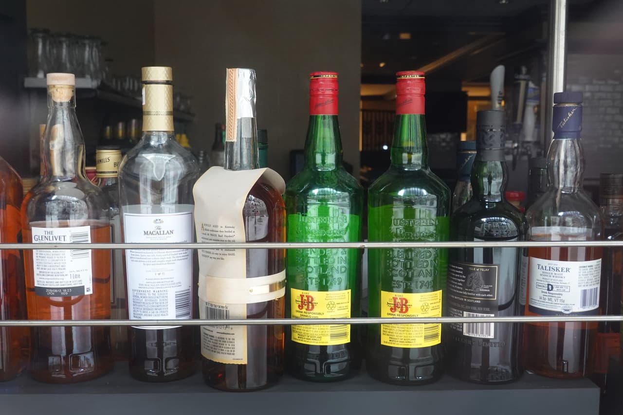  Chicago implementa un nuevo horario de ventas de alcohol en tiendas y negocios para prevenir el coronavirus 