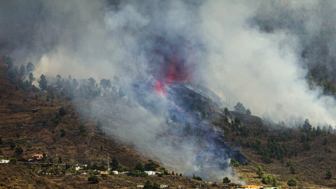 En video: columnas de humo, lluvia de ceniza, lenguas de lava. Las imágenes de la erupción volcánica que arrasa la isla española de La Palma.