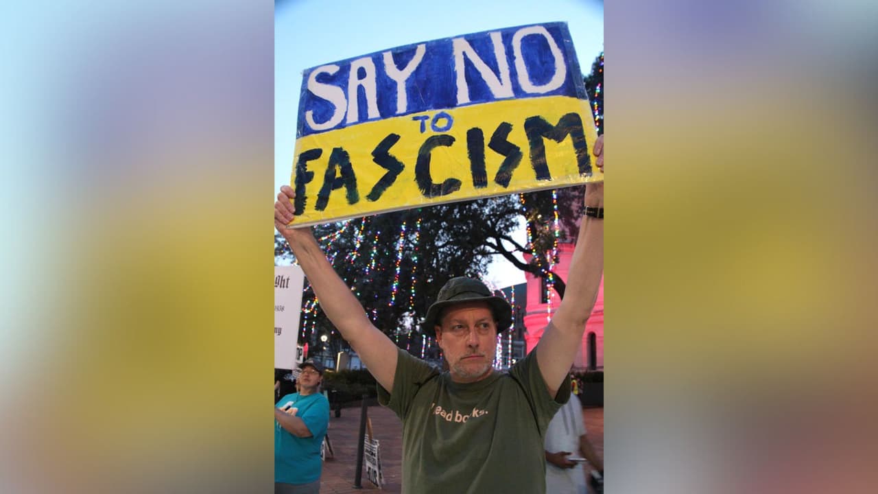 <b>L</b>as consignas más escuchadas durante la protesta estuvieron: “
<b>El pueblo unido jamás será vencido</b>”.
<br>
<br>Una de las manifestantes aseguró que Renee Good “
<b>estaba documentando un operativo de ICE en un vecindario, no estaba haciendo nada ilegal, y la mataron por eso</b>”, resaltando la injusticia percibida por la comunidad.