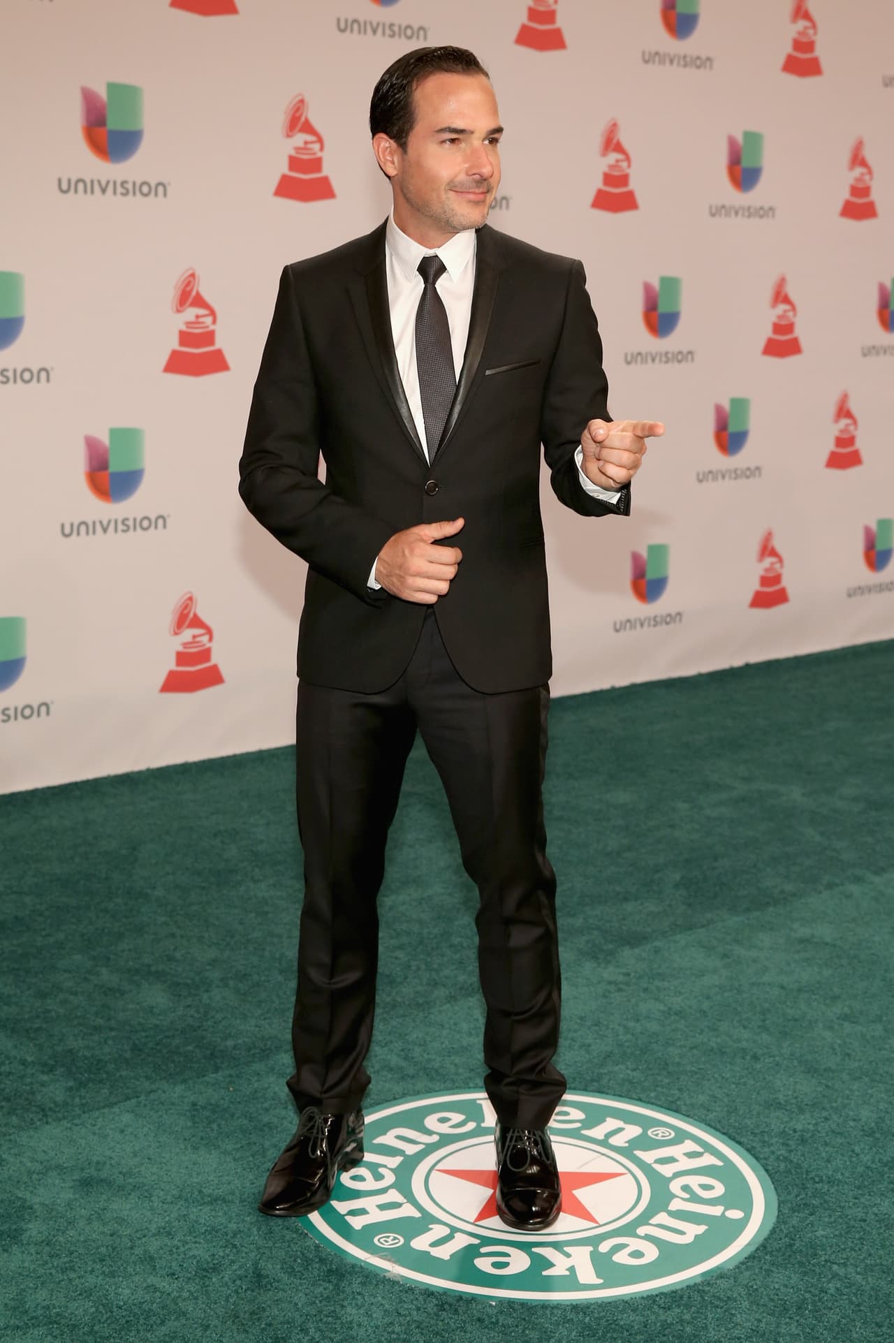 2014. Este año prefirió el negro para dar formalidad a su atuendo. Sin duda lució súper bien.