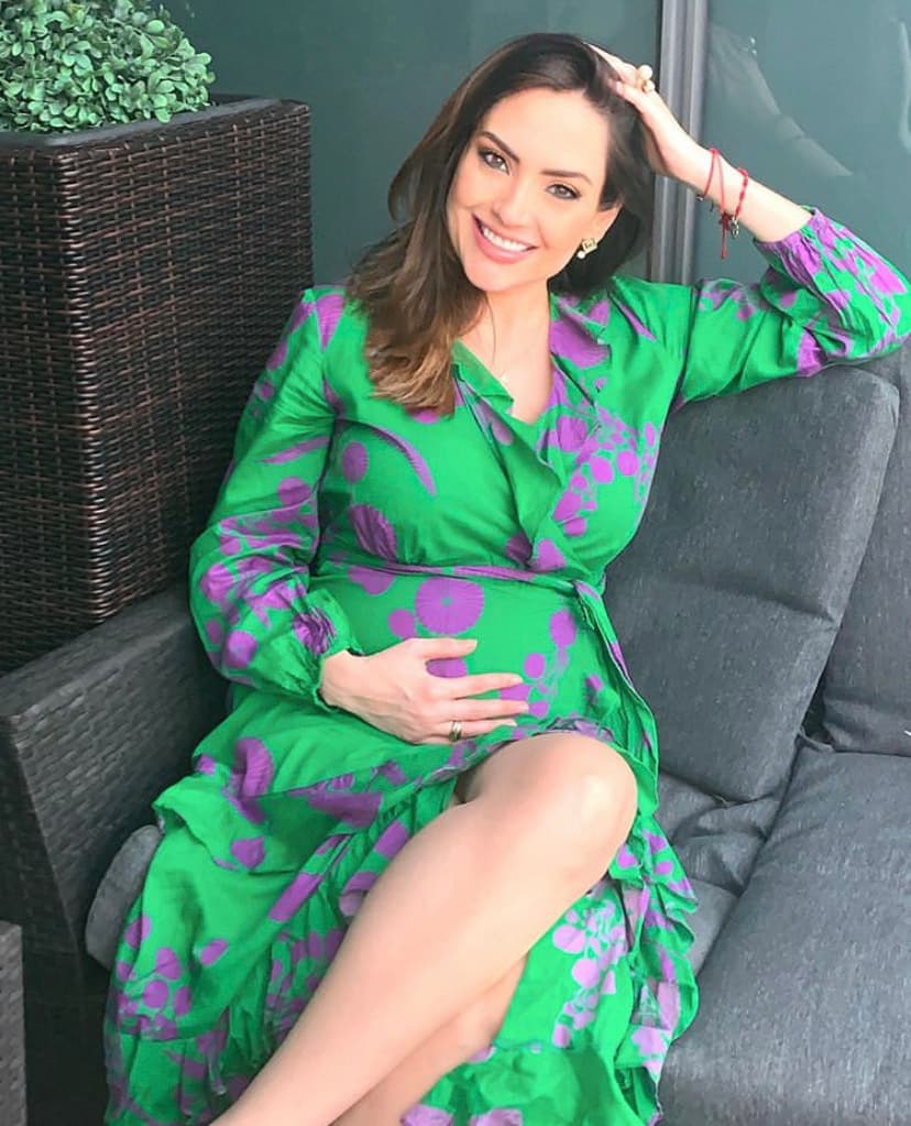 El paso de los meses se vio reflejado en el vientre de Michelle, quien se dijo encantada de vivir esos cambios que tanto había deseado, feliz de estar disfrutando de cada nueva sensación.
<b> Todo en medio de una pandemia que paralizó al mundo. A pesar de eso, nuestra periodista no dejaba de sonreír y estar en contacto con el público.</b> "Ya no sé que día llevamos en cuarentena pero segura de que todo va a estar bien cuando esto pase. Por acá vamos creciendo por segundo... Un abrazo fuerte", señaló Michelle.