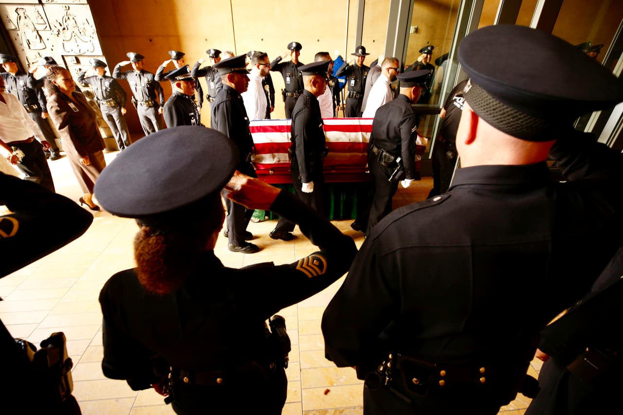 Según las autoridades, Díaz se encontraba con su novia y cuñados en un puesto de comidas cuando fueron abordados y amenazados por unos supuestos pandilleros.
<br>