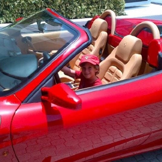 El actor vive feliz porque, a pesar de la separación, siempre está cerca de su hijo Roberto: "Nosotros vivimos en una isla que es un fraccionamiento y ahí tiene su departamento ella y yo mi casa. A mi hijito le di su carrito de golf y él va y viene. Si se quiere dormir conmigo, se duerme conmigo, si se quiere dormir con su mamá, se duerme con su mamá, él hace lo que quiere".
<br>