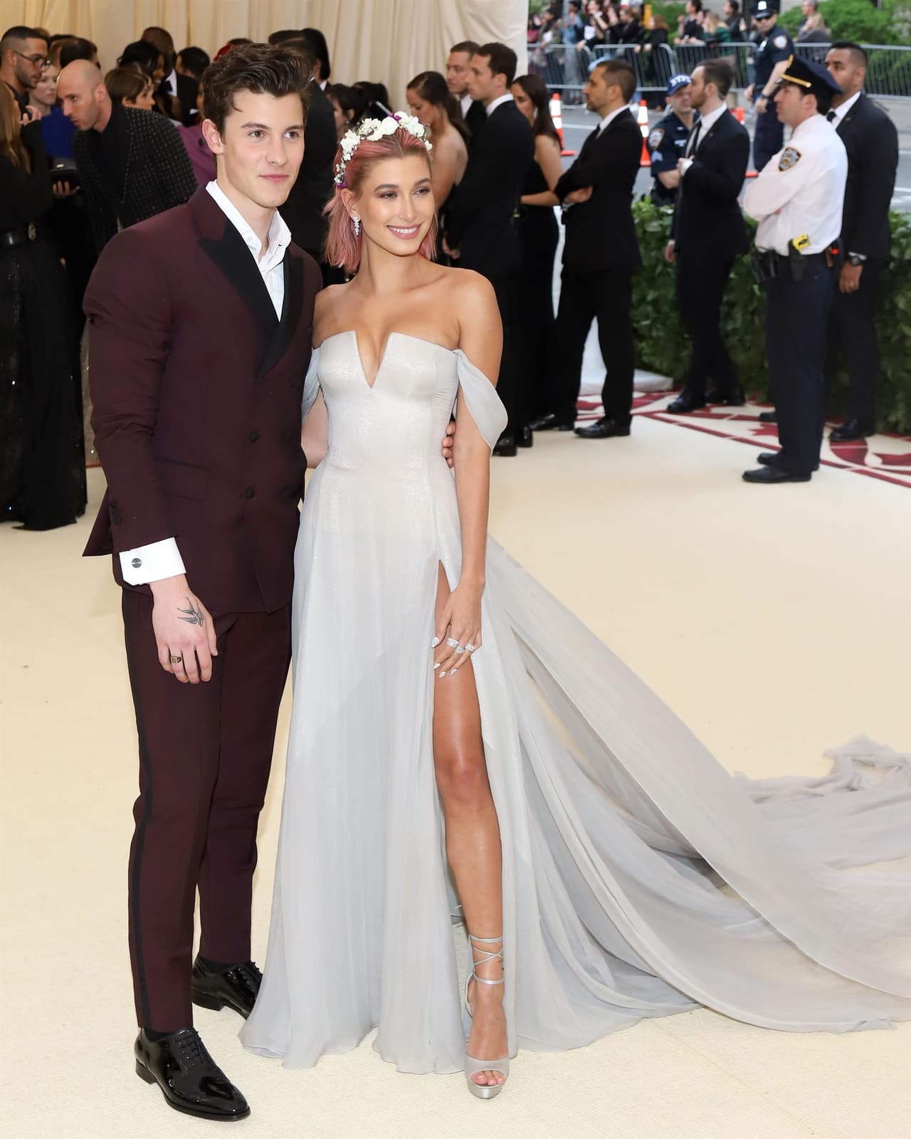 A Mendes se le involucró románticamente con 
<b><a href="https://www.univision.com/temas/hailey-baldwin" target="_blank">Hailey Baldwin</a></b> meses antes de que ella iniciara su relación con 
<b><a href="https://www.univision.com/temas/justin-bieber" target="_blank">Justin Bieber</a></b>, con quien se casó en septiembre de 2018. De hecho, en la entrevista que el cantante dio a Rolling Stone, habló sobre su relación con ella: "Ni siquiera quiero ponerle un título. Creo que era más una zona de limbo".