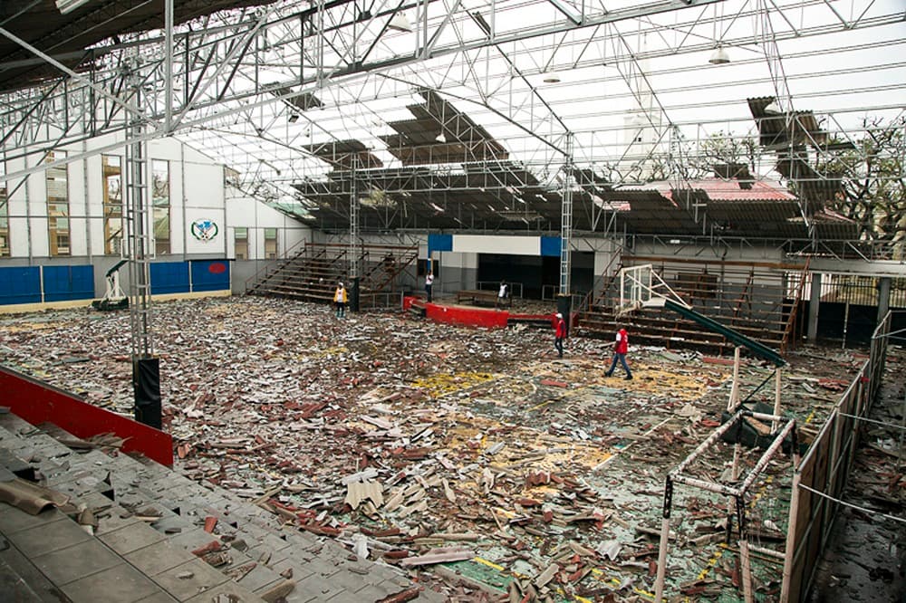 Las autoridades de emergencia advirtieron que, aunque prevén que el número de decesos aumente de manera significativa, no hay forma de saber si se llegará a la cifra estimada por el presidente. En la imagen, un recinto deportivo completamente destruido por el huracán en Beira.