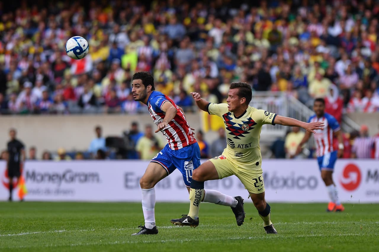 Antonio "el Pollo" Briseño corta un pase para Fernando González.