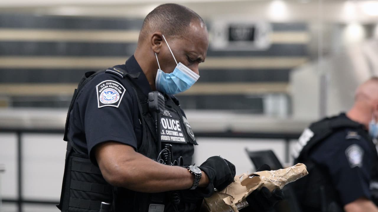 “El auge del comercio electrónico ofrece un refugio para los delincuentes que ahora pueden esconderse detrás de listados aparentemente legítimos en sitios web conocidos”, según el comunicado del CBP.