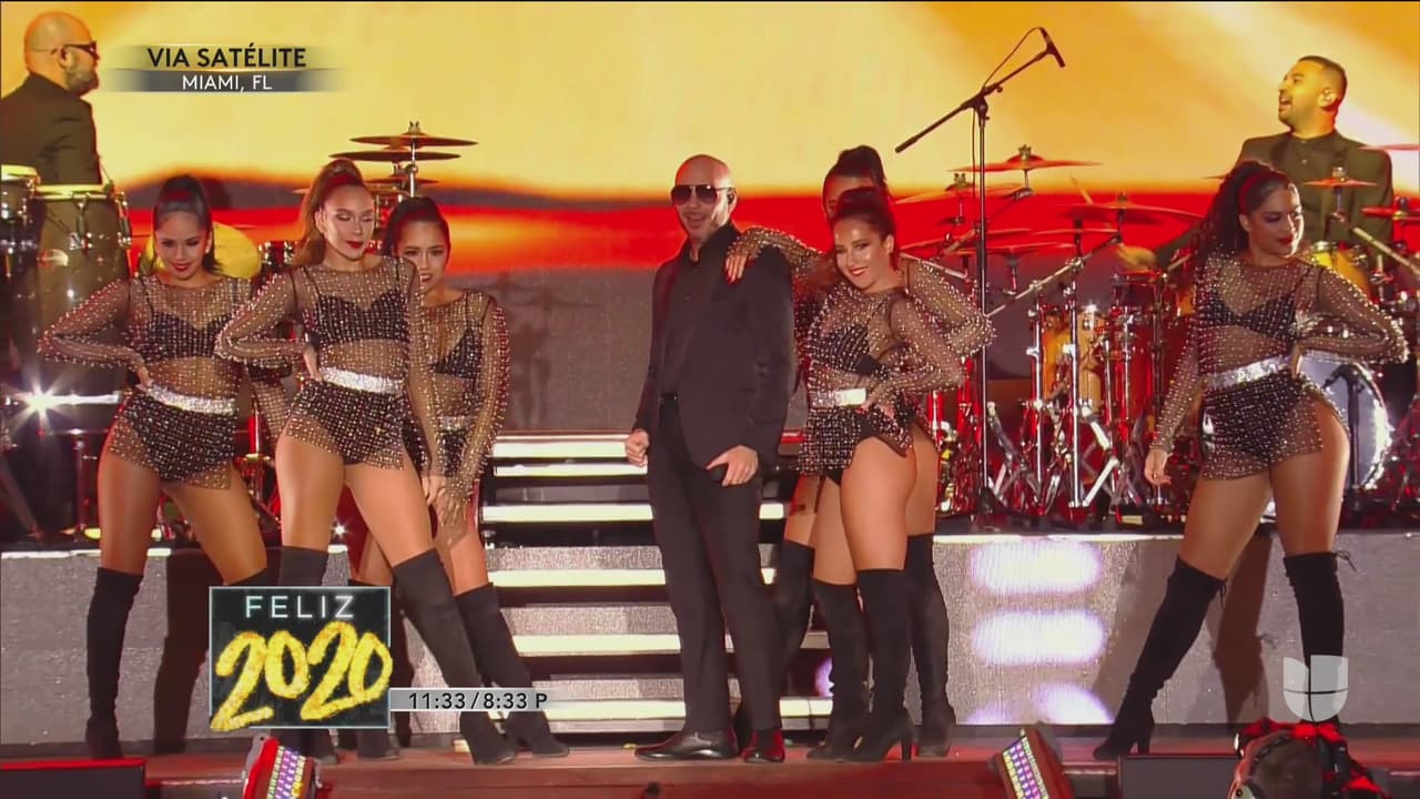 Pitbull fue una de las estrellas más esperadas en el escenario de Miami y prendió a todos con su canción 'Que no pare la fiesta'.
<br>