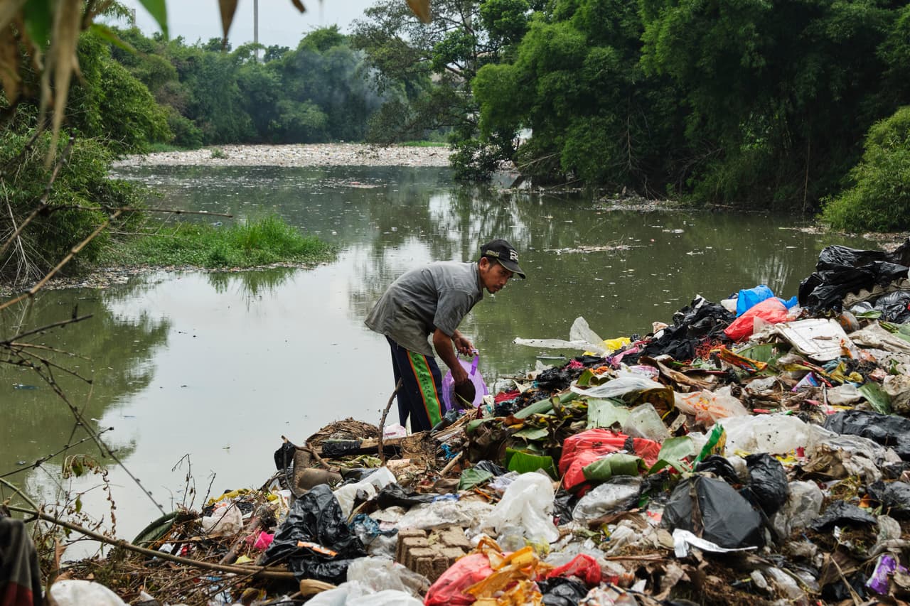 <b>El río Citarum, Indonesia.</b> Es considerado uno de los ríos más contaminados del mundo. Alrededor de 28 millones de personas en Indonesia dependen de sus aguas para el riego, la electricidad y el suministro en los hogares. Según informes, citados por la agencia Getty Images, más de 20,000 toneladas de desechos y 340,000 toneladas de aguas residuales caen directamente en los afluentes de este río cada día.