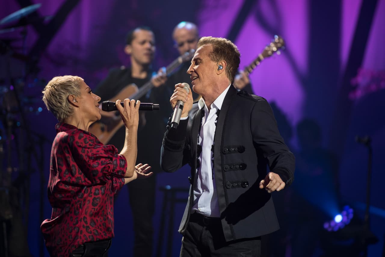 Emmanuel se desnudó musicalmente en el escenario, con una velada íntima donde contó con varios invitados. De los momentos más especiales fue cuando interpretó al lado de la española Ana Torroja el tema 'Hay que arrimar el alma'.