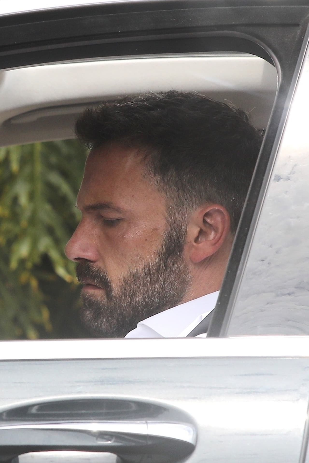 La estrella de Hollywood lucía un semblante serio y vestía una camisa blanca de manga larga.
<br>