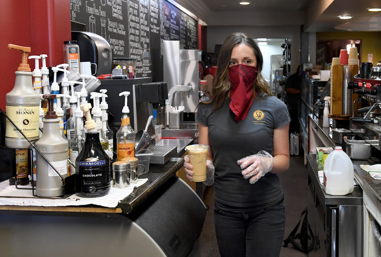 Entretanto, un estudio de la Universidad de Duke encontró que ciertos tipos de tapabocas como las bandanas de tela que se ubican en el cuello y se suben para cubrir la boca y la nariz, podrían ser hasta peores que no usar nada.
<br>