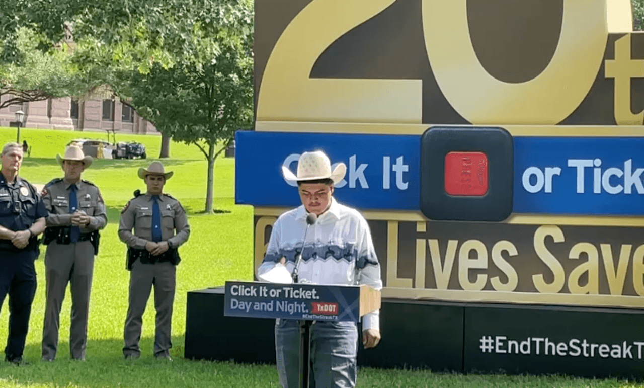 “Gracias a Dios estamos aquí, vivo para contar la historia que muchos no iban a creer si yo no estaba aquí para contarlo… 
<a href="https://www.univision.com/local/austin-kakw/riley-leon-camioneta-nueva-atrapado-tornado-elgin-texas" target="_blank">yo sobreviví el choque con el tornado</a>”, indicó León en uno de los videos publicados del TxDOT.