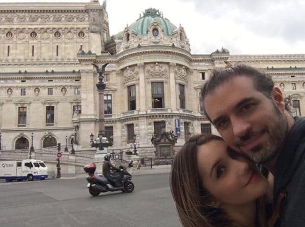 La pareja no se ha librado de los chismes y escándalo. Unos días después de dar a conocer su relación, el rumor de que la cantante estaba embarazada empezó a circular en redes sociales y en algunos medios.