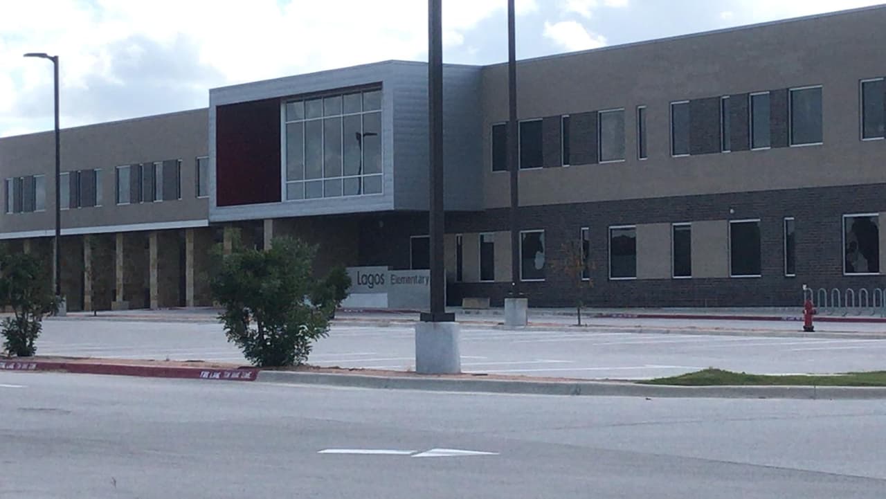 <b>Escuela primaria de Lagos</b>
<br>
<br>Como resultado, la escuela permanecerá cerrada hasta el 16 de noviembre. Los estudiantes podrán regresar el 17 de noviembre y, mientras tanto, recibirán instrucción virtual.