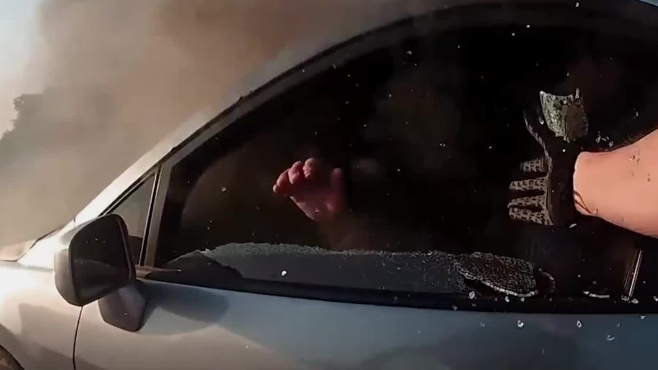 El momento en que un policía rescata a un conductor de un auto en llamas en Southlake