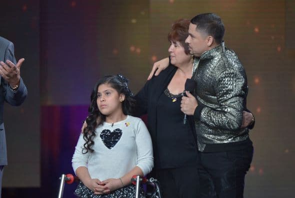 Cuando la hermana de Larry Hernández se negó a abortar un embarazo con complicaciones, el cantante le prometió que nunca estaría sola. Hoy cumple su palabra junto a Lupita, su sobrina, quien sufre de spina bifida. 