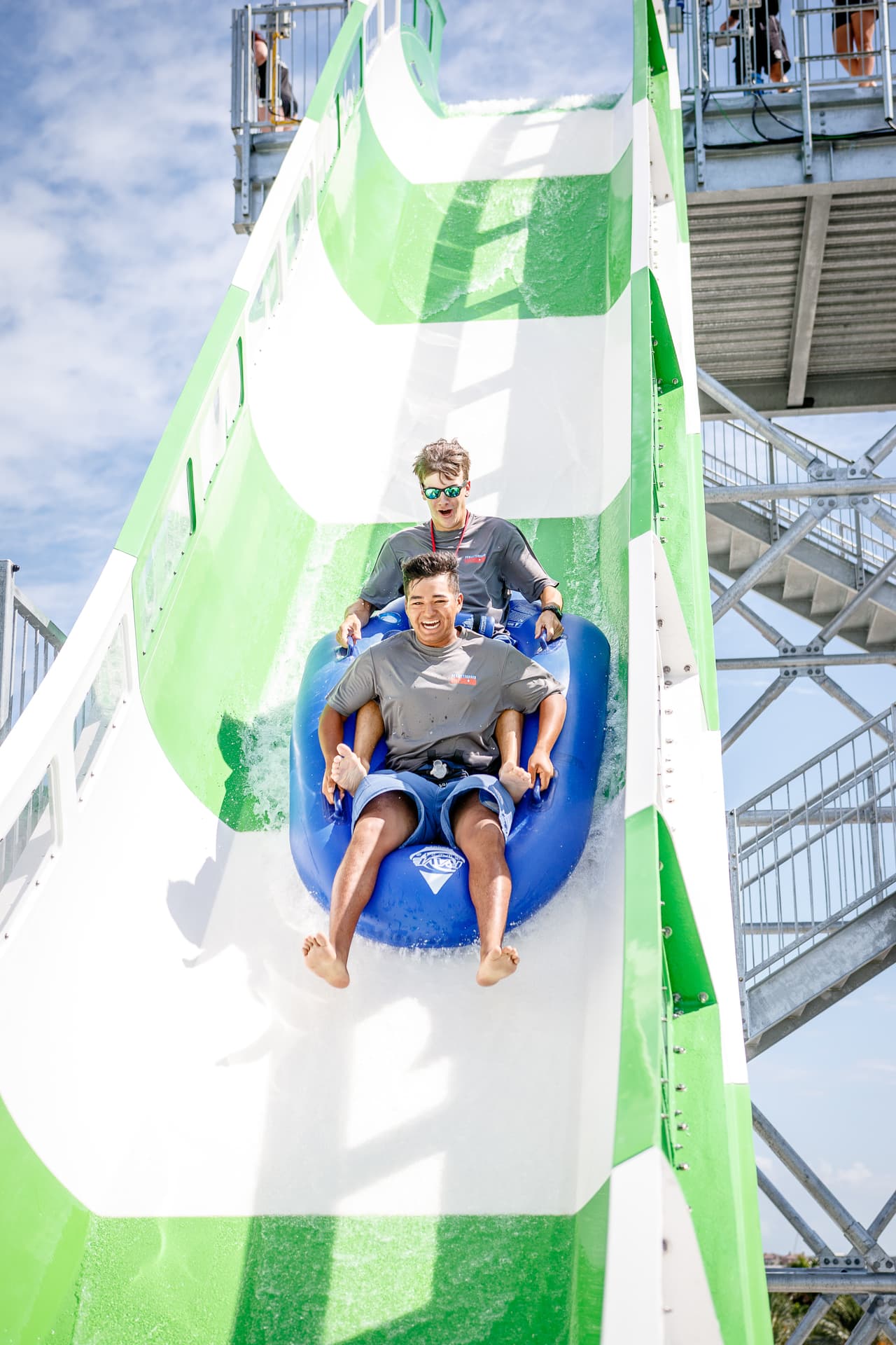 La atracción está diseñada para personas de todas las edades, aunque hay un requerimiento de altura de 48 pulgadas.