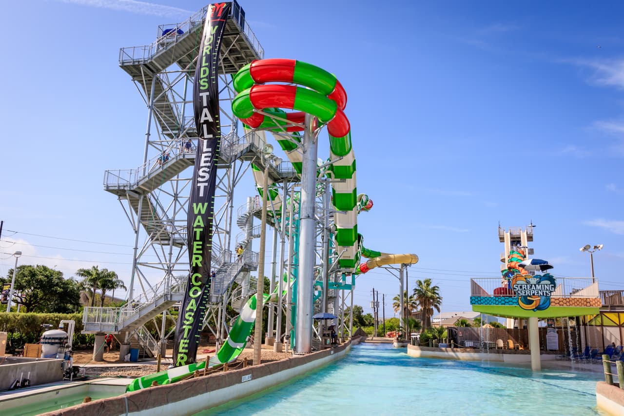 Los amantes de la adrenalina tendrán que subir con sus flotadores 123 escalones hasta la cima del tobogán para poder deslizarse y disfrutar del trayecto que mide más de 280 metros de largo.