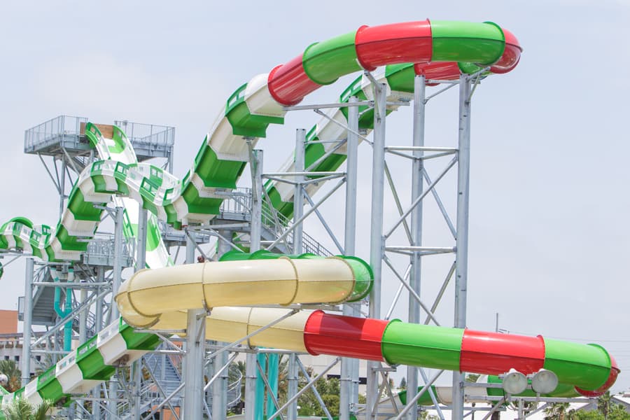 El tobogán fue ensamblado con 135 segmentos.