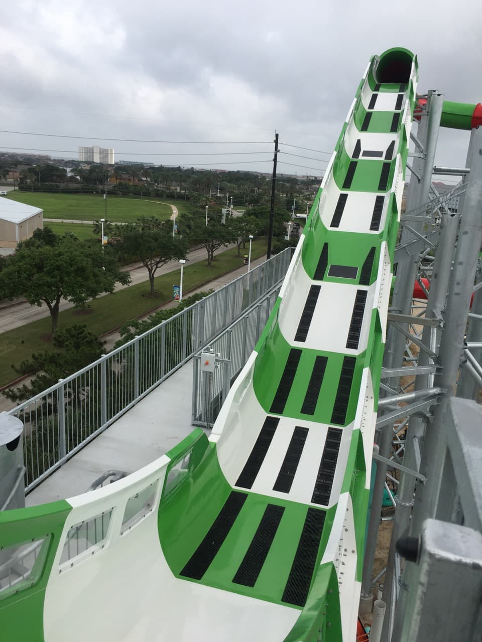 El tobogán no tiene redes o mayas laterales, pero los voceros del parque aseguran que el diseño es seguro.