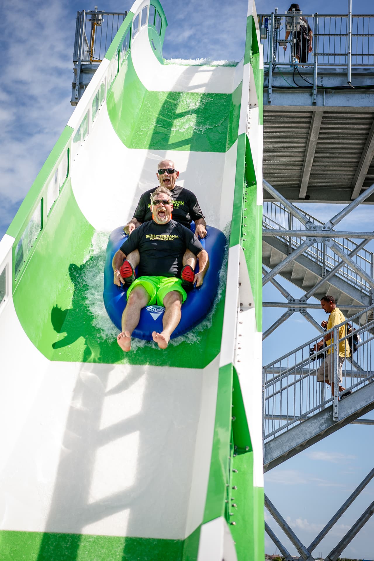 El tobogán fue diseñado para que dos personas hagan el recorrido a la vez, sentados en una especie de flotador.