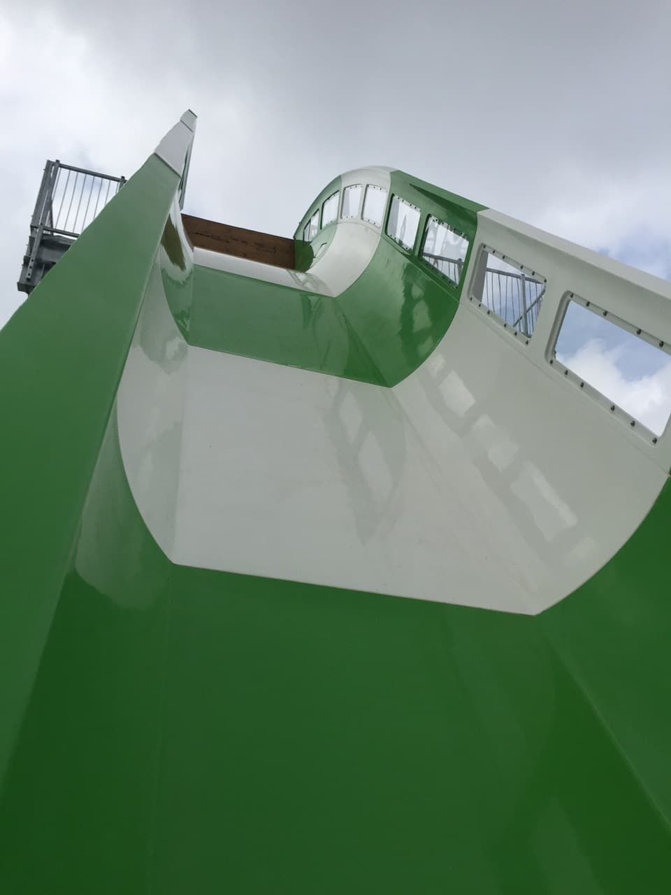 El tobogán no tiene redes o mayas laterales, pero los voceros del parque aseguran que el diseño es seguro.