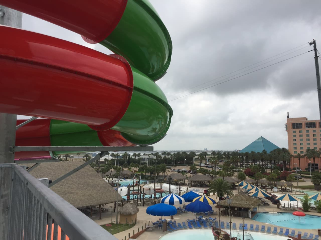 El parque Schlitterbahn, que alberga al tobogán más alto del mundo, está ubicado muy cerca de otra de las atracciones de la isla de Galveston: el Moody Gardens.