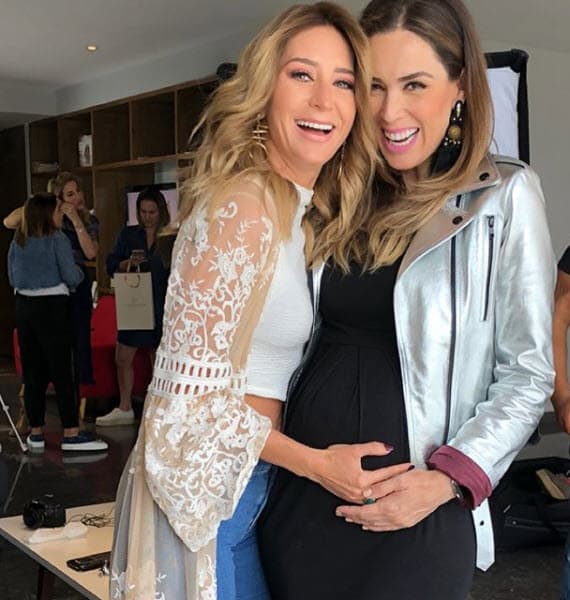 A pesar de su embarazo, Jacky Bracamontes continúa con sus actividades y en un evento al que asistió se encontró con Geraldine Bazán, quien mostró su emoción por las gemelas que espera su amiga.