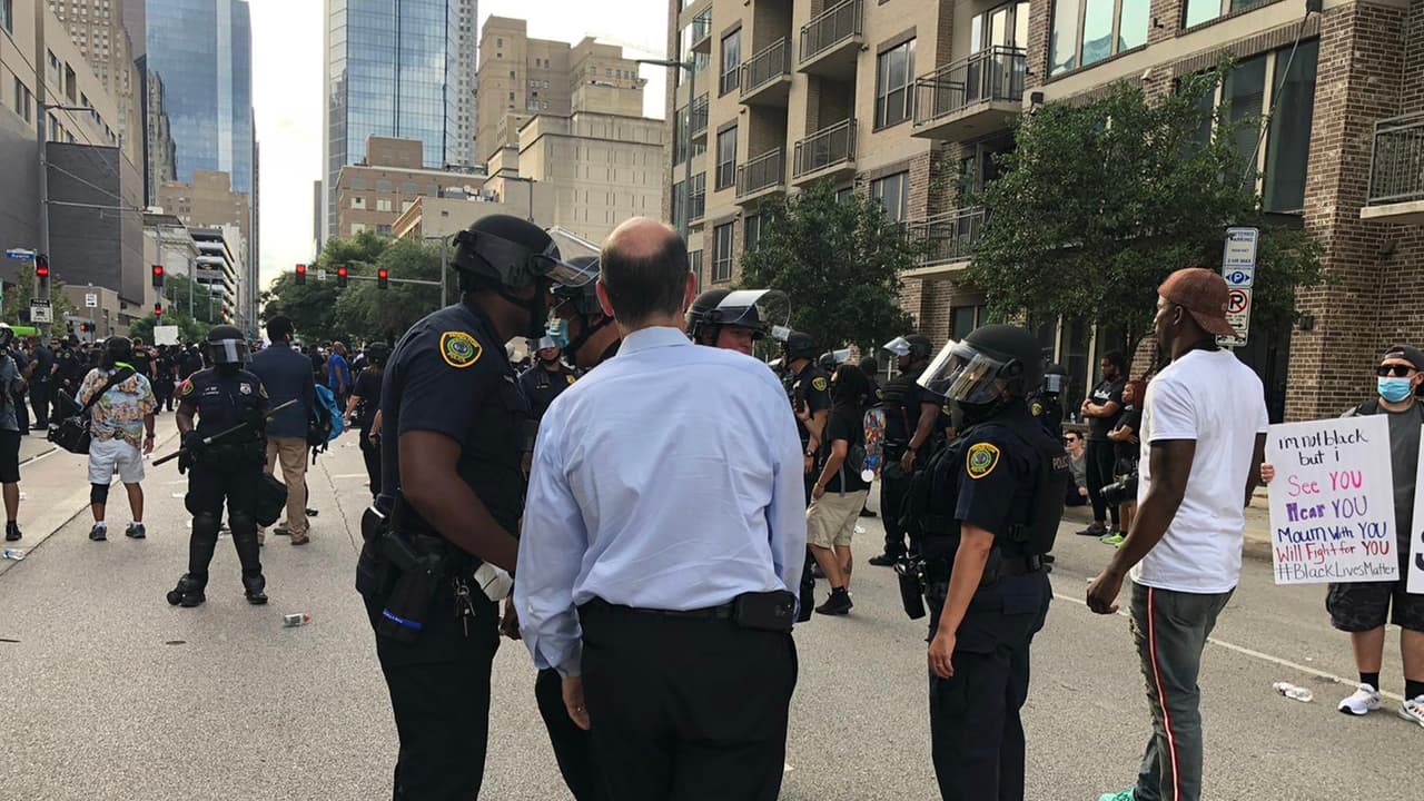 Más de 400 arrestos durante protestas del fin de semana en Houston en memoria de George Floyd