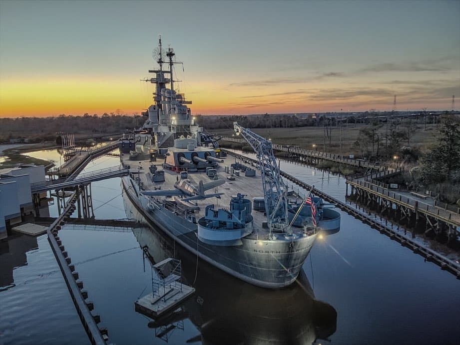 <b>Battleship North Carolina</b> 
<br>
<b>Sitio web</b>: 
<a href="https://battleshipnc.com/">https://battleshipnc.com/</a> 
<br>
<b><a href="https://maps.app.goo.gl/Siakp4PDwm9gbwja9">Cómo llegar</a> </b>
<br>
<br>El acorazado North Carolina participó en todas las ofensivas navales importantes en el teatro de operaciones del Pacífico durante la Segunda Guerra Mundial, obteniendo 15 estrellas de batalla.