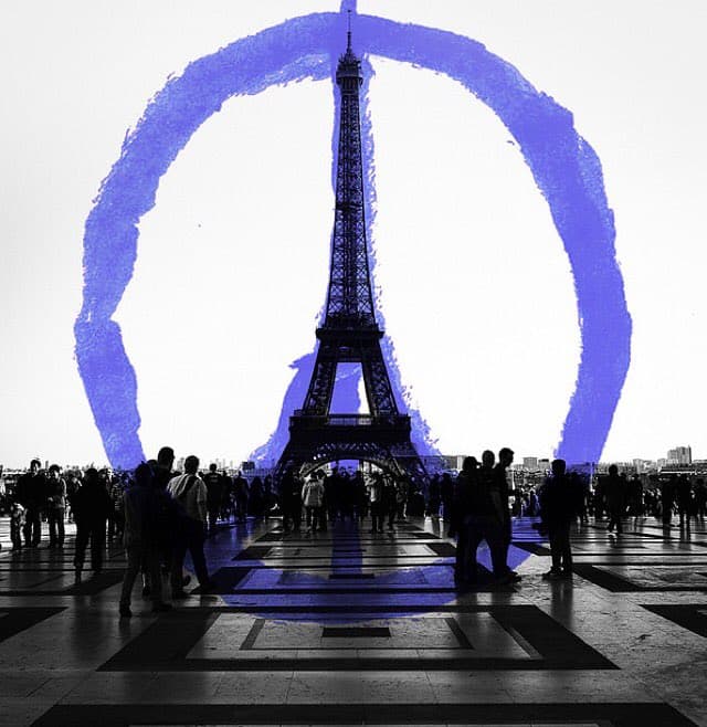 "Mis oraciones y pensamientos están con las víctimas de los ataques terroristas en #Paris y sus familias #PrayForParis" expresó junto a esta imagen que refleja uno de los monumentos más emblemáticos de esa nación, La Torre Eiffel .