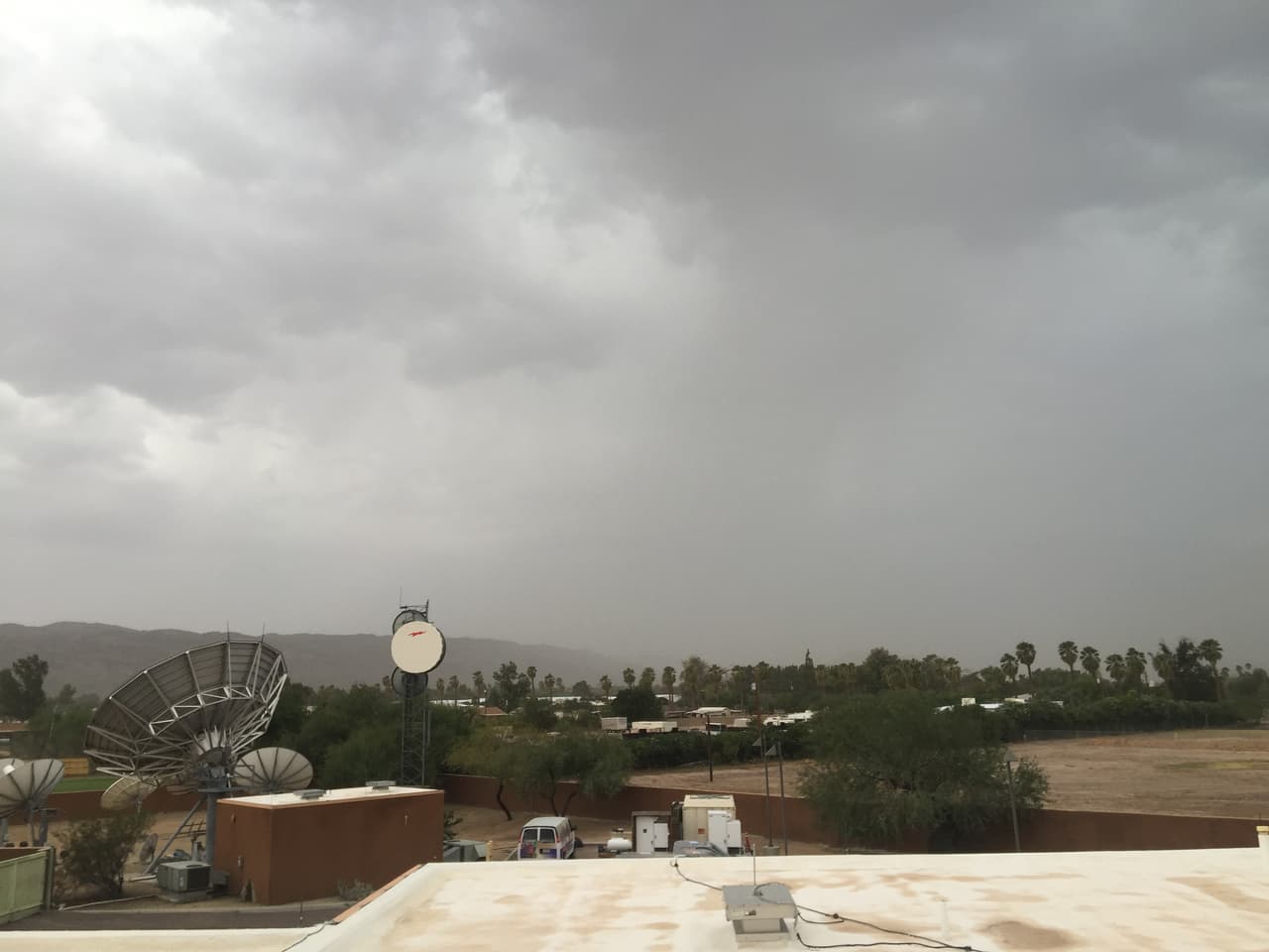 Alerta de tormenta de arena en South Mountain. La vista desde la estación. Efectiva hasta las 4pm