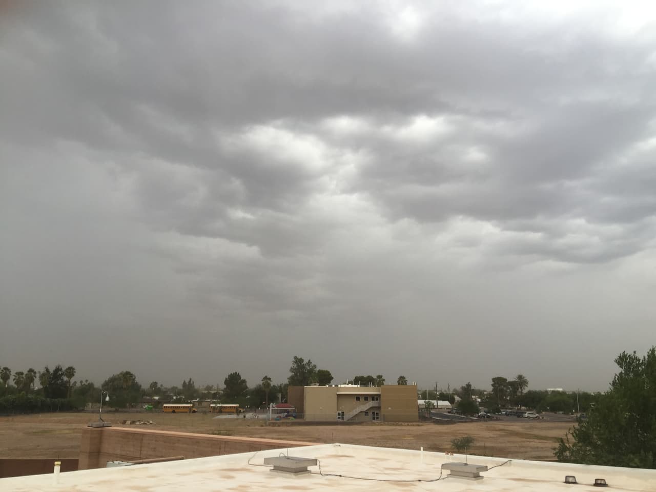 Alerta de tormenta de arena en South Mountain. La vista desde la estación. Efectiva hasta las 4pm