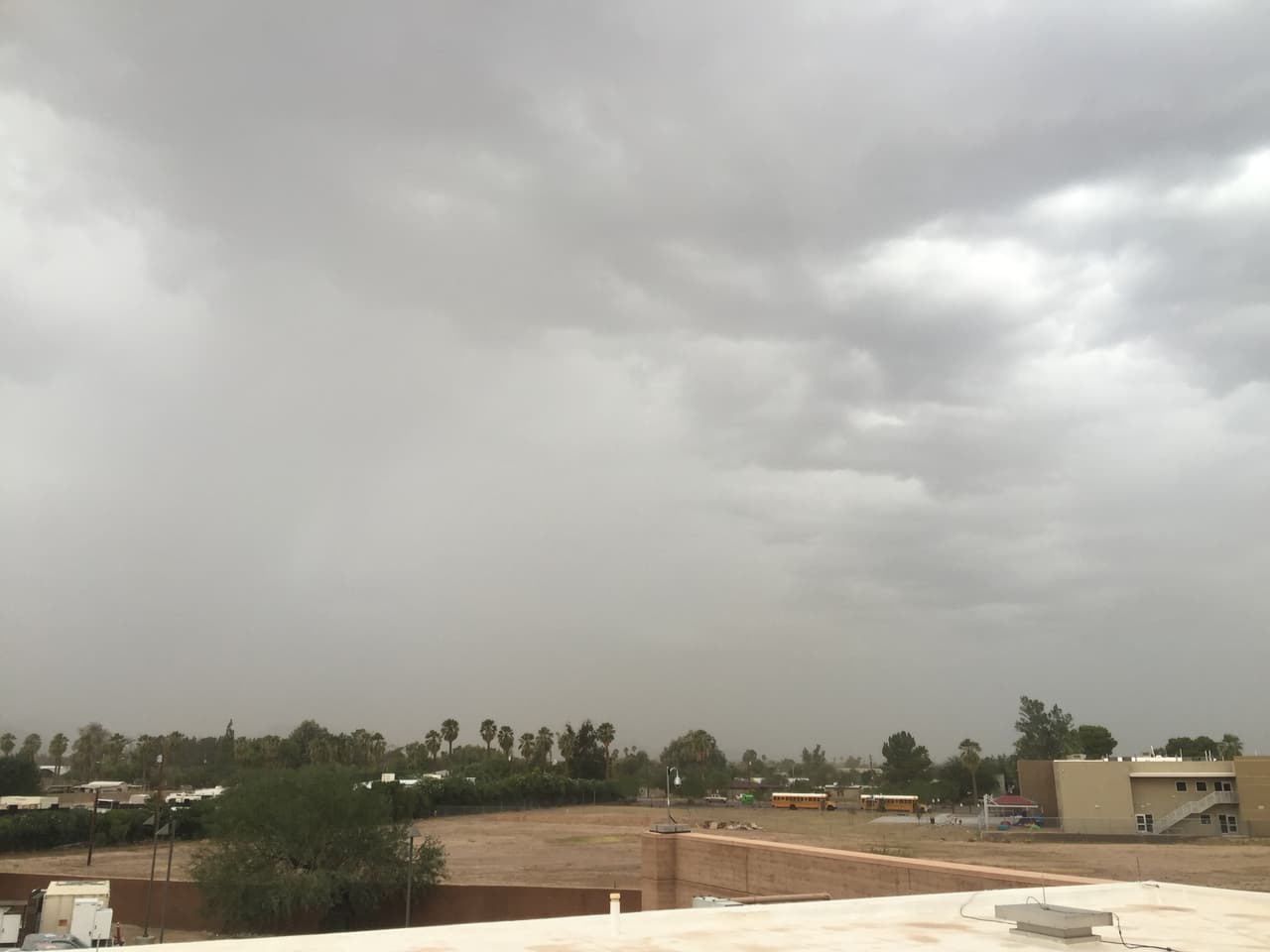 Alerta de tormenta de arena en South Mountain. La vista desde la estación. Efectiva hasta las 4pm