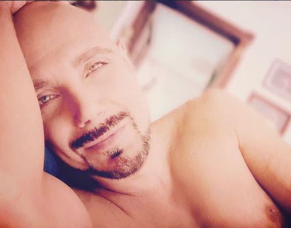 Y es que con ese cuerpazo y sus ojos verdes, cualquiera podría enamorarse de él.