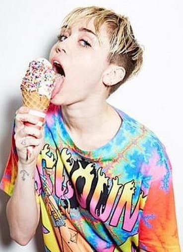 Fuera de causar un escándalo, los organizadores del evento la premiaron por su húmeda colaboración.