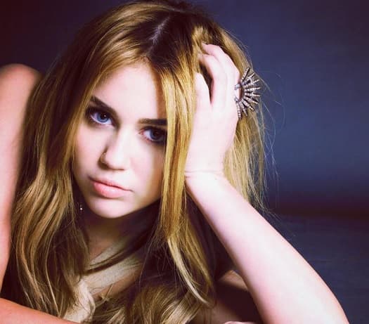 "Ya no puedo respirar vestida así. Un amigo vino a verme al set de grabación el otro día y me dijo 'No te ves muy contenta' y le conteste: "Es que con todo esto me siento claustrofóbica".