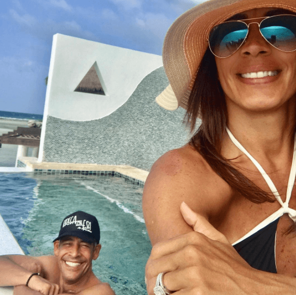 "Le doy gracias a la vida que puso en mi camino a una mujer maravillosa que ha sido mi brújula desde el día en que la conocí, #felizcumpleaños@smelendez123_ te amo más que ayer pero menos que mañana", con este romántico mensaje, Johnny Lozada celebró el cumpleaños de su esposa en sus redes sociales.