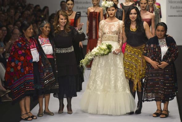 Anahí eligió mostrar el trabajo artesanal de Chiapas en su vestido, y las diseñadoras de la firma mexicana Lydia Lavin se distinguen por trabajar con artesanos mexicanos para la creación de sus vestidos.