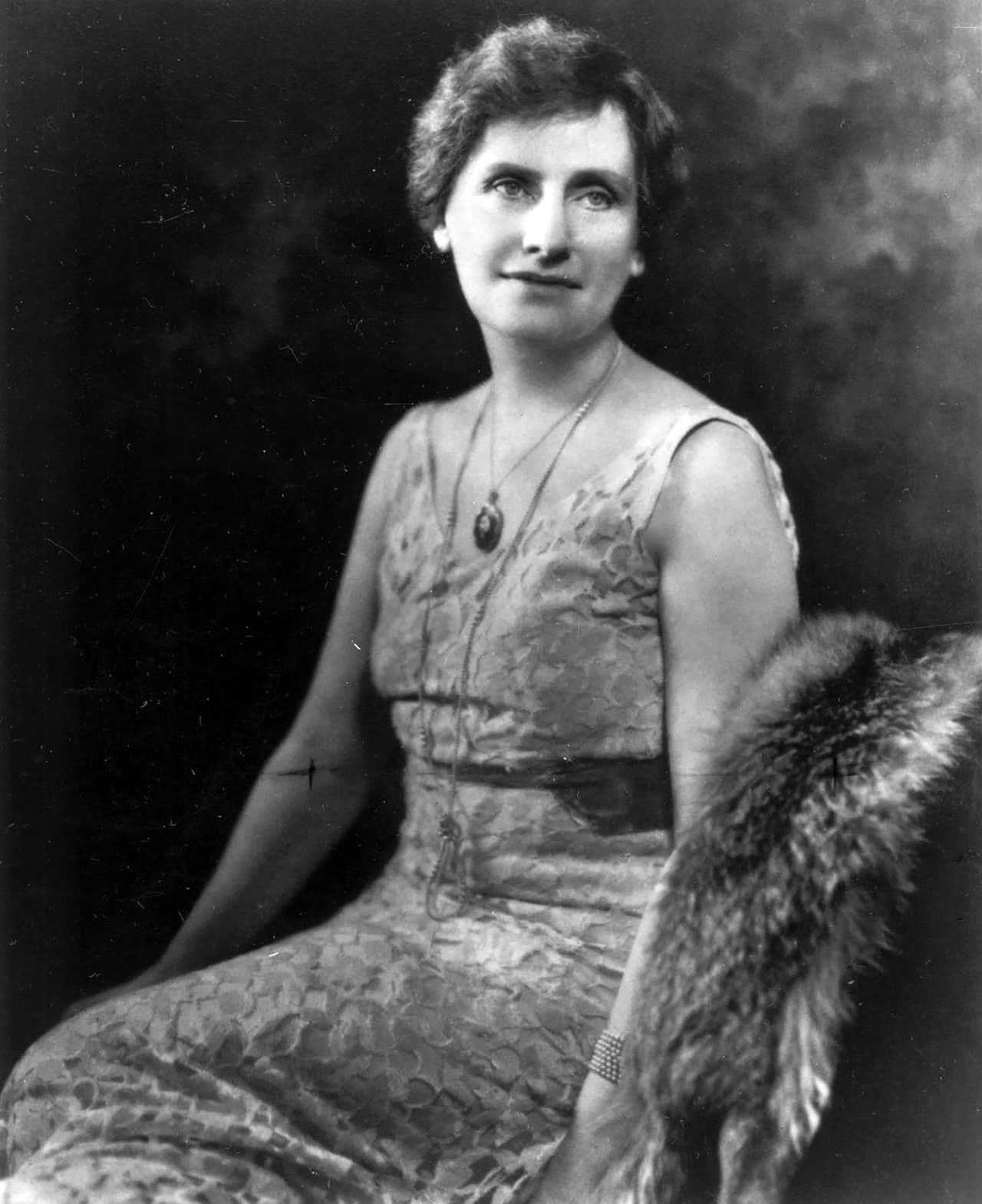La primera gobernadora: Nellie Tayloe Ross (1876 -1977). Fue la primera gobernadora electa en los Estados Unidos, por el estado de Wyoming de 1925 hasta 1927, representado al partido demócrata.
