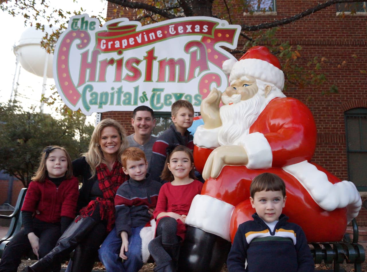 Ahí podrá ver a Santa Claus desfilando en la última carroza del desfile.
<br>
