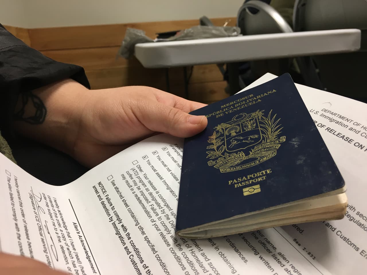 A Alejandra la liberaron 12 horas después de la megaredada en CVE Technology Group sin pagar fianza. Antes había pospuesto sus papeleo en Estados Unidos porque su sueldo estaba destinado a la salud de su padre, pero tras su detención busca con premura sus posibilidades para evitar una deportación.